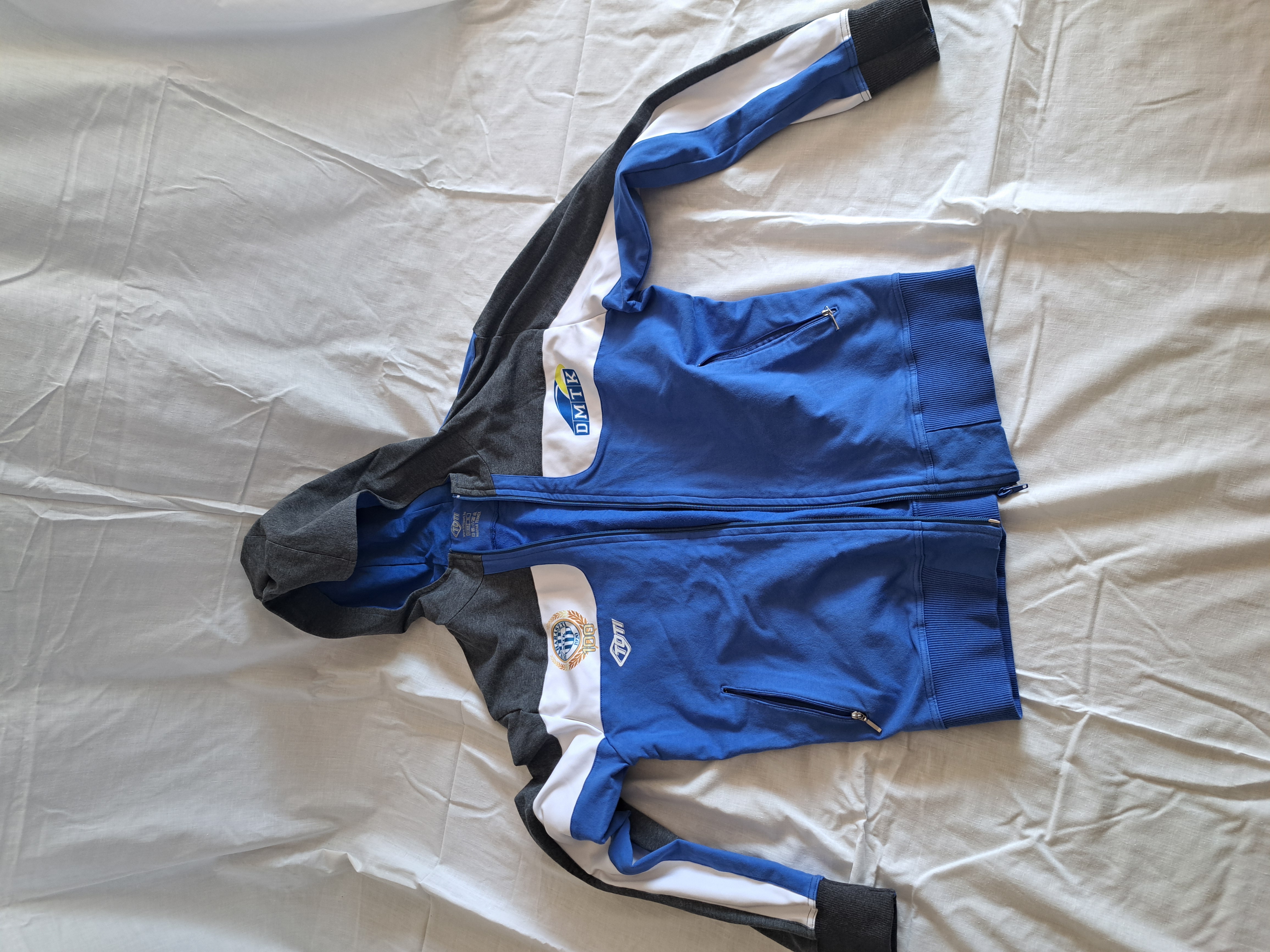 Kapucnis melegítő felső